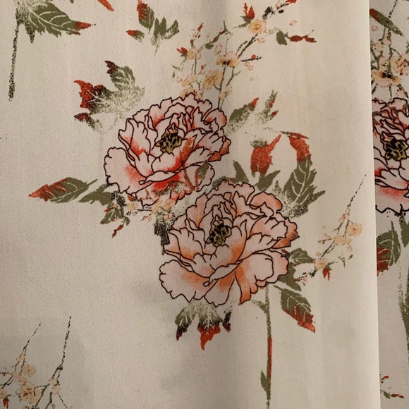 Professional or romantic sleeveless blouse - Picture 2 of 3